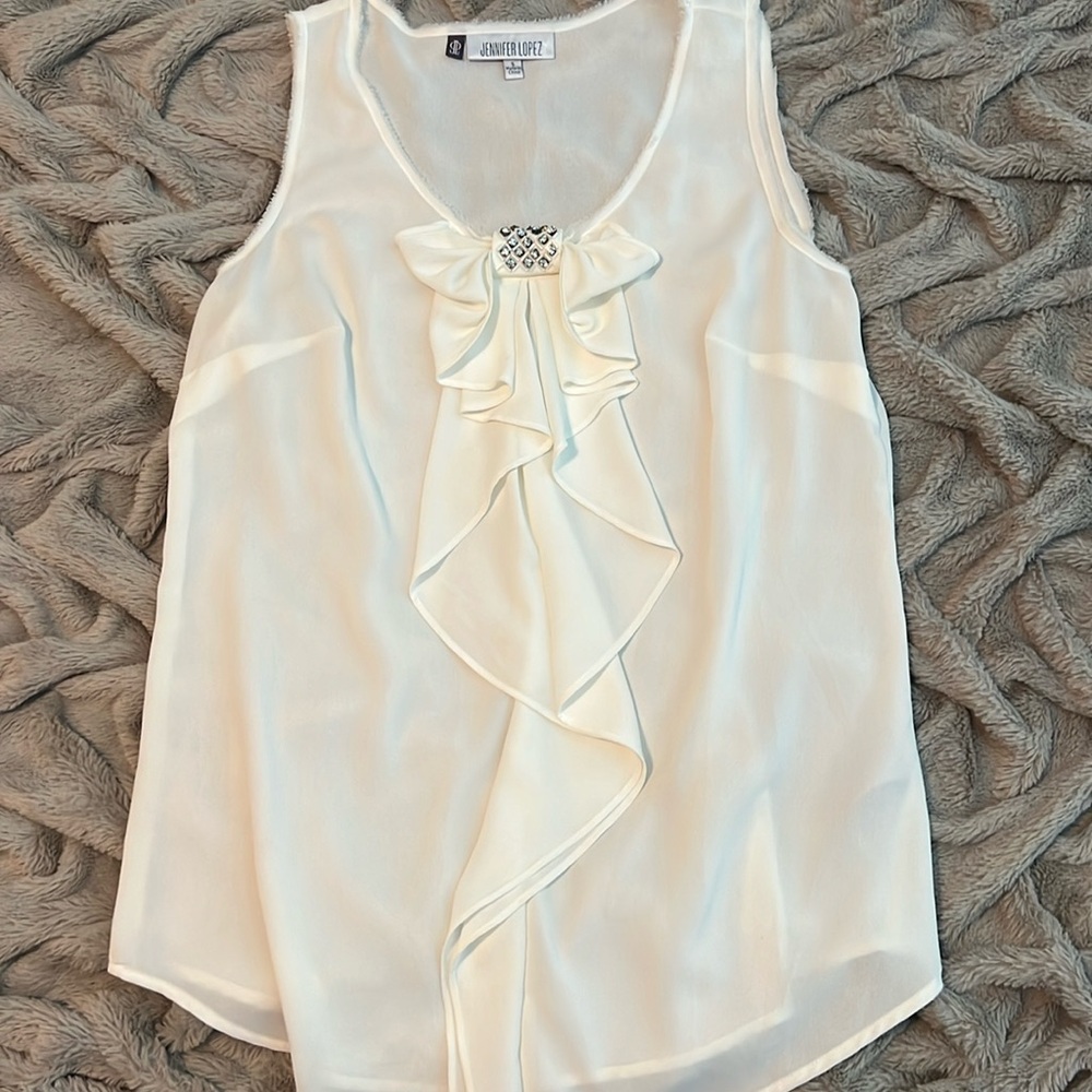 Jennifer Lopez’ Luxurious White Bow Tank